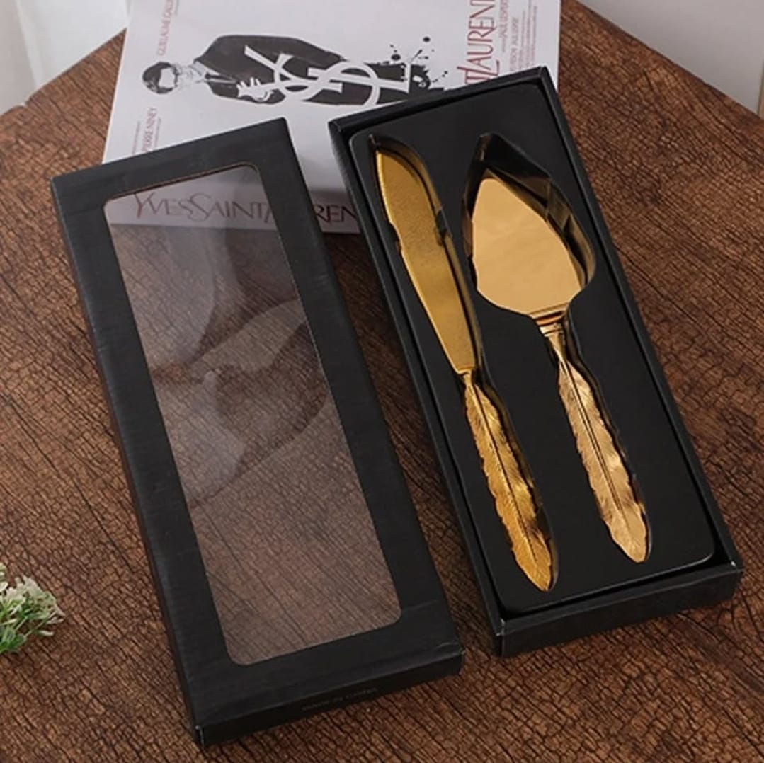 Cake lifter and knife set