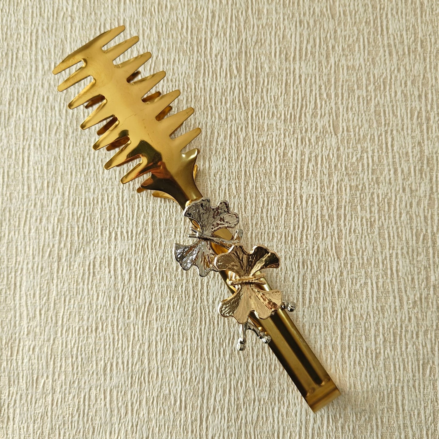 Tong in Gold