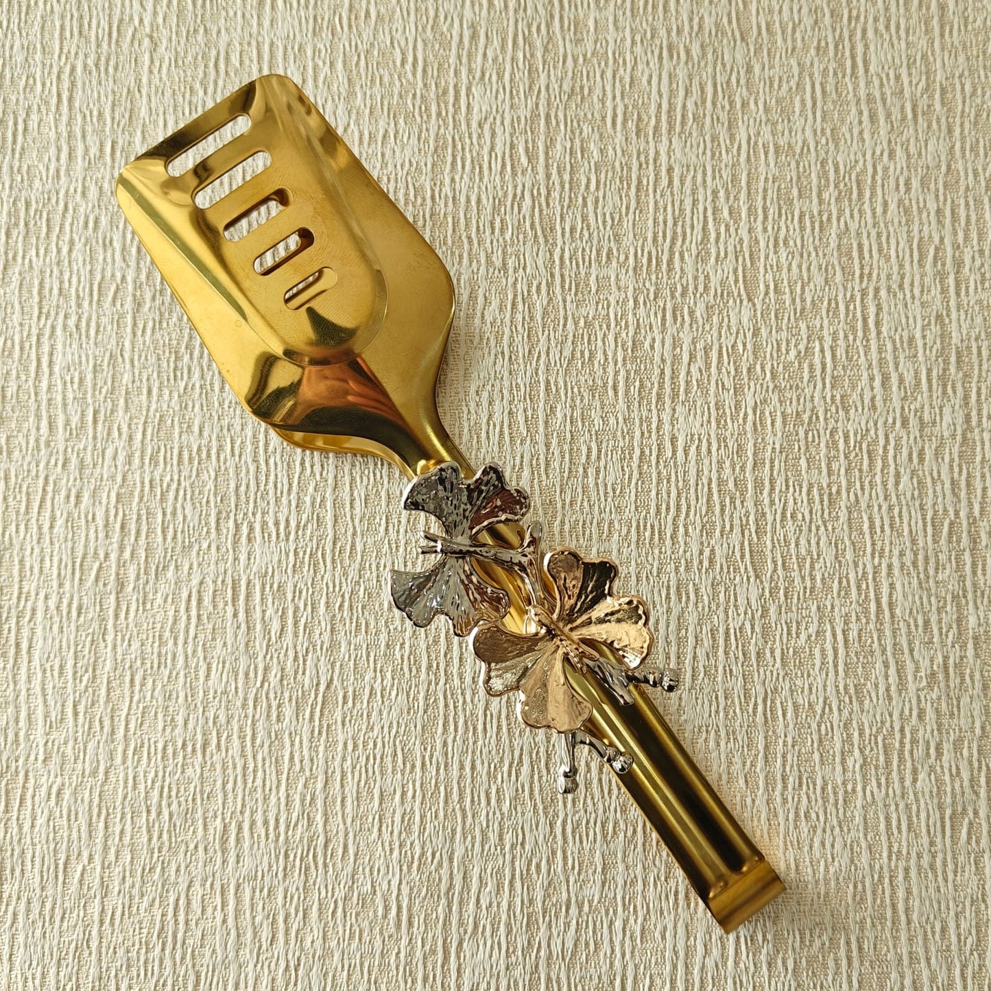 Tong in Gold