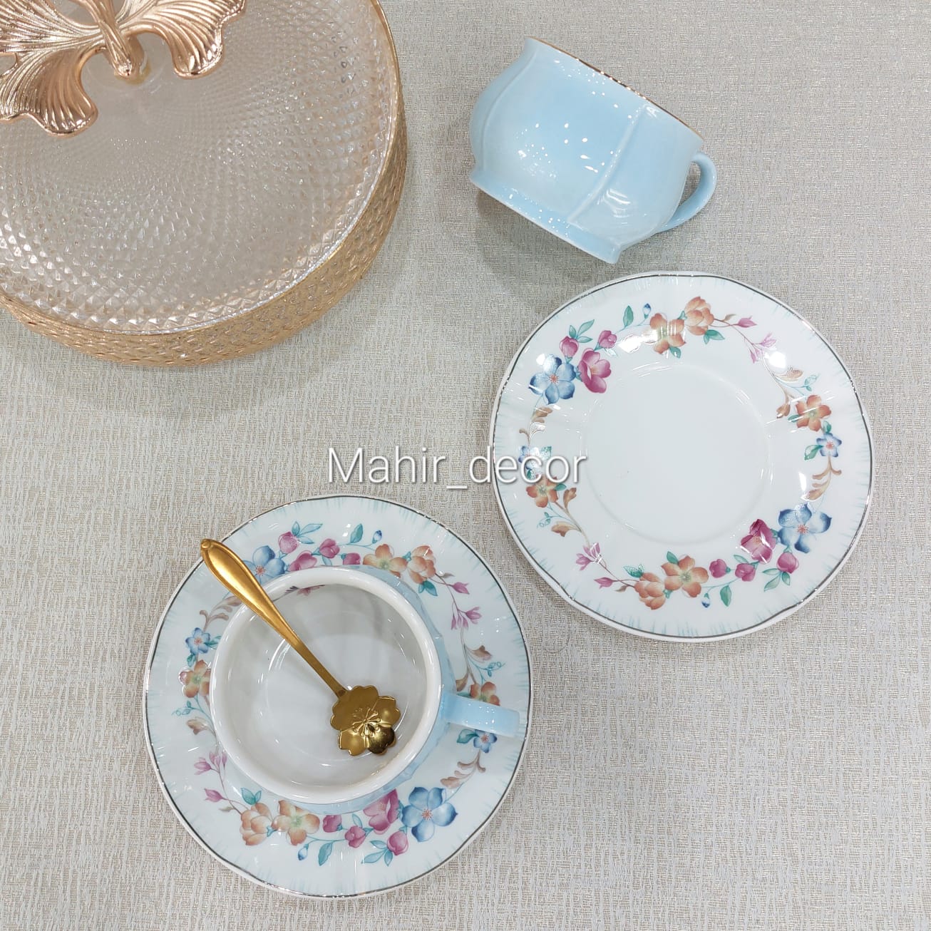 Cups and saucers set