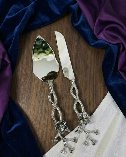 cake lifter and knife