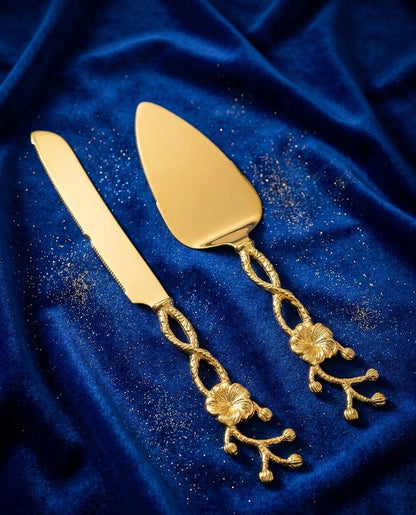 cake lifter and knife